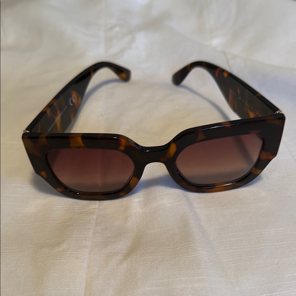 Elegant Tortoise Shell Sunglasses
